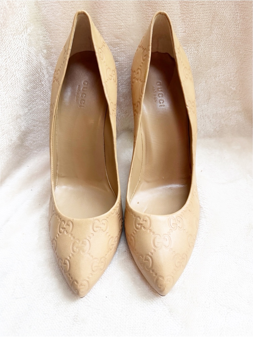 NWOT Gucci Beige Embossed GG Leather Pointed-Toe Pump - Picture 2 of 5